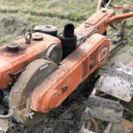 年代物の耕運機使って畑を耕す